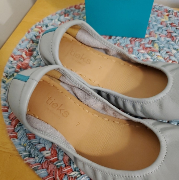 Tieks Cool Grey in Like New Condition ... Size 7 ... Box & Flower Too - Picture 5 of 6
